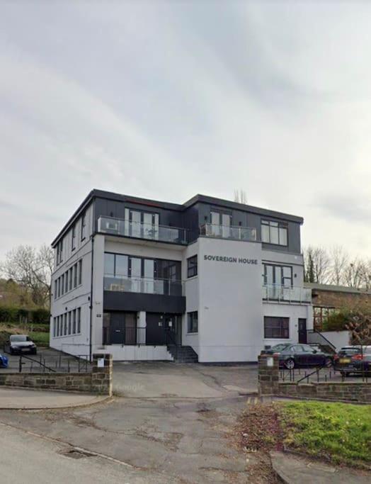 Contemporary Apartment Great Location With Private Car Park Keighley Buitenkant foto