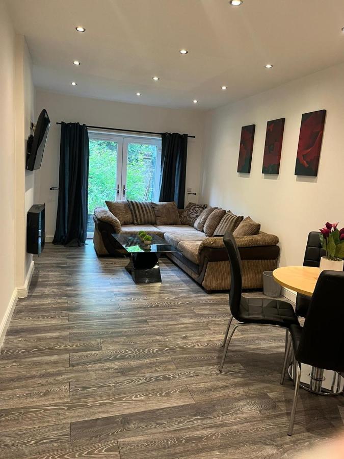 Contemporary Apartment Great Location With Private Car Park Keighley Buitenkant foto