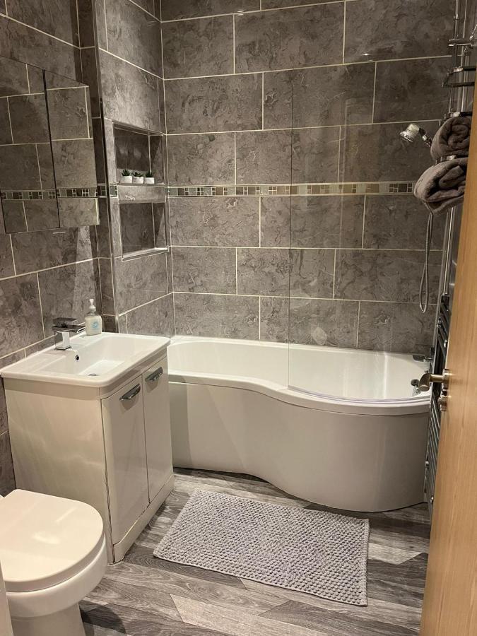 Contemporary Apartment Great Location With Private Car Park Keighley Buitenkant foto